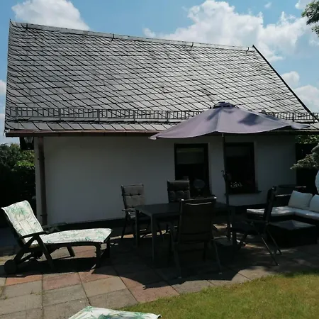 Haeuschen In Gruener Idylle *