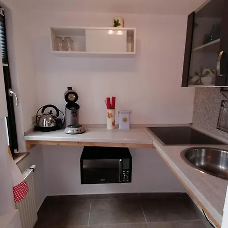 Haeuschen In Gruener Idylle *