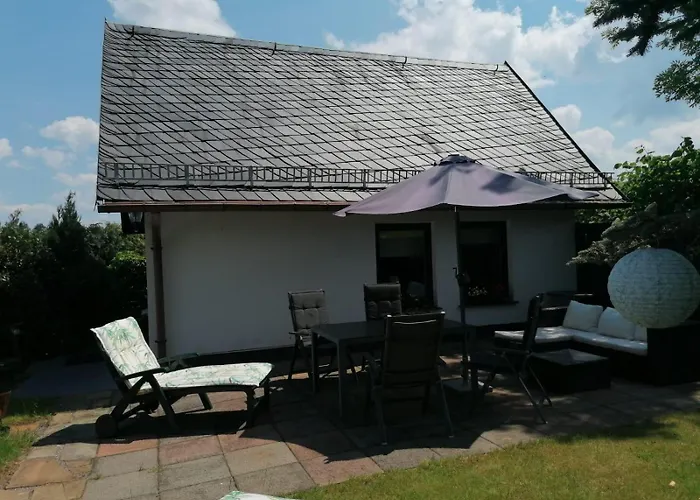 Haeuschen In Gruener Idylle *