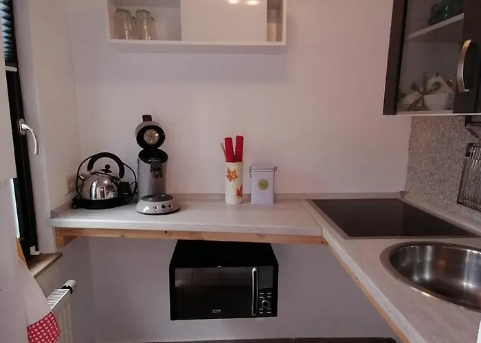 Haeuschen In Gruener Idylle *